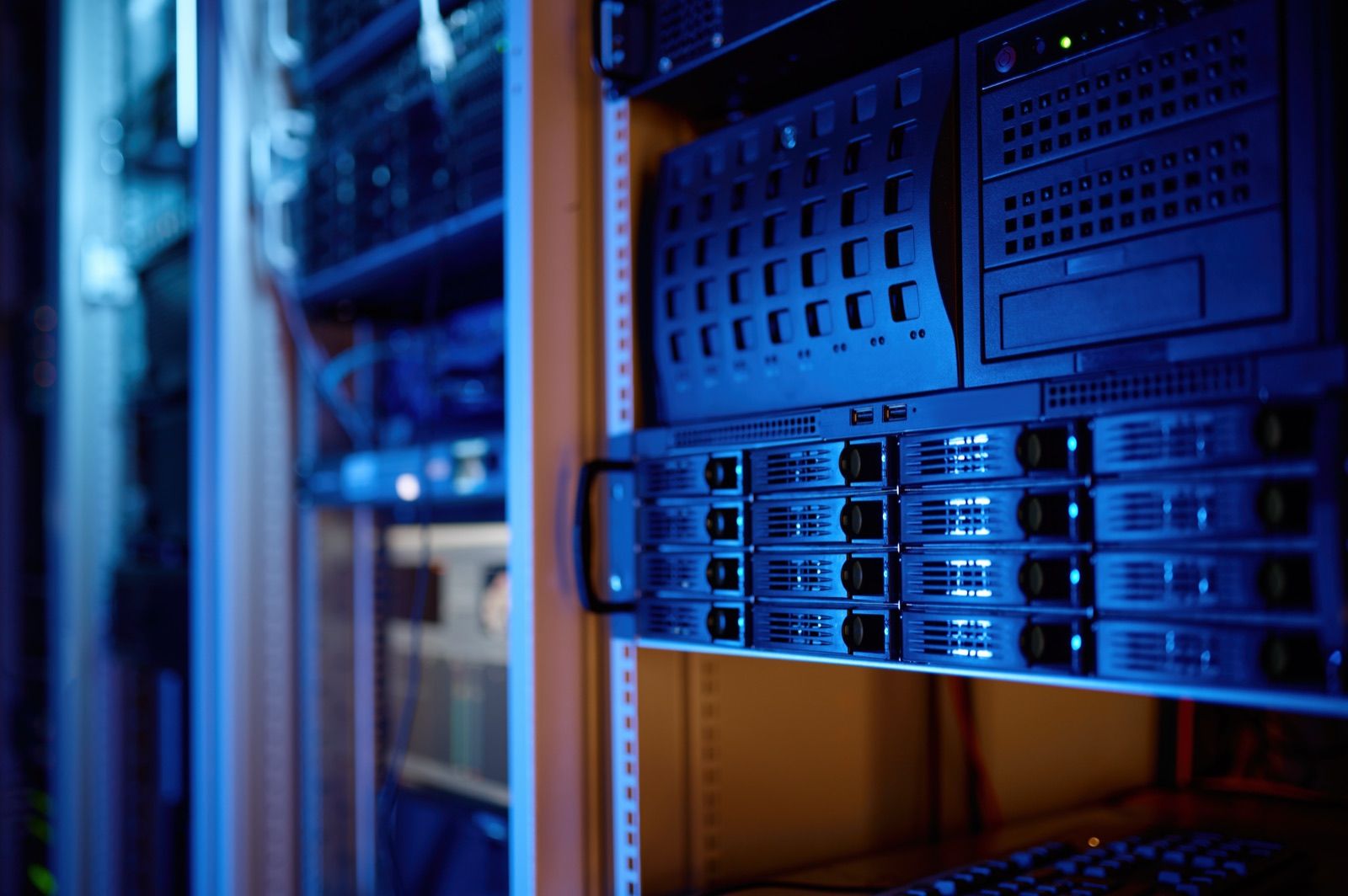 Beleuchtete Server im Rechenzentrum
