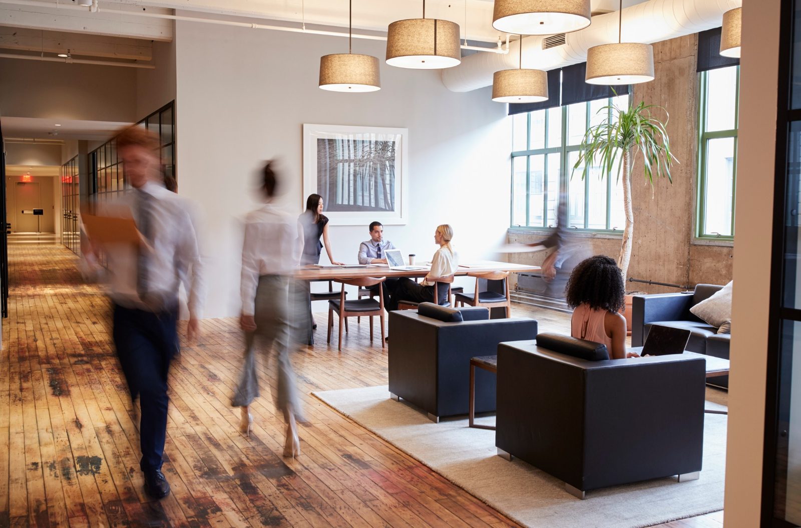 Offenes Büro mit Besprechungstisch und Loungebereich